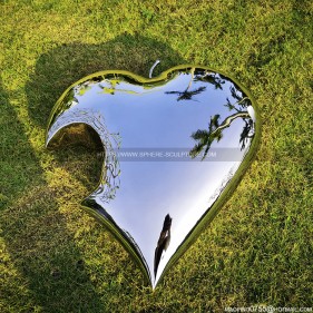 Stainless steel mirror heart shaped sculpture Stainless steel mirror heart shaped sculpture